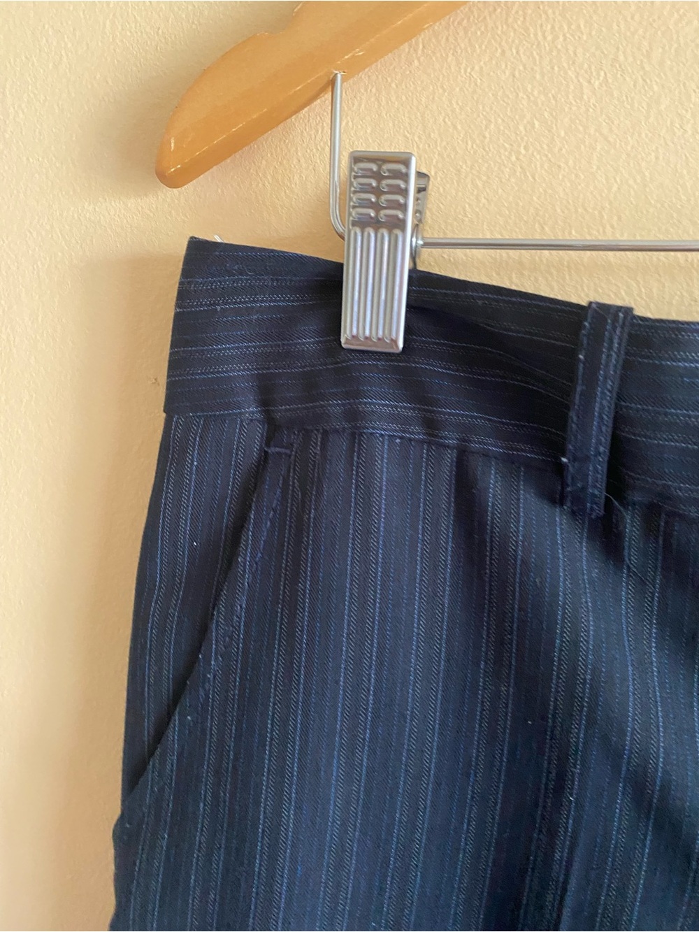 BCBGMAXAZRIA Navy Pinstripe Cuffed Bermuda Shorts Woman 10 Wool Blend Career Y2K - Picture 4 of 14